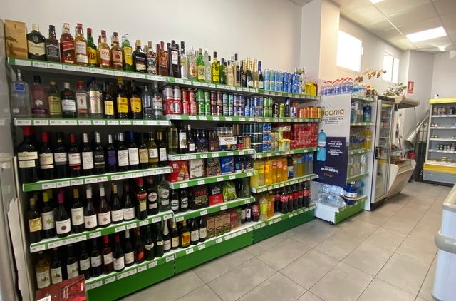 estantes de alcohol